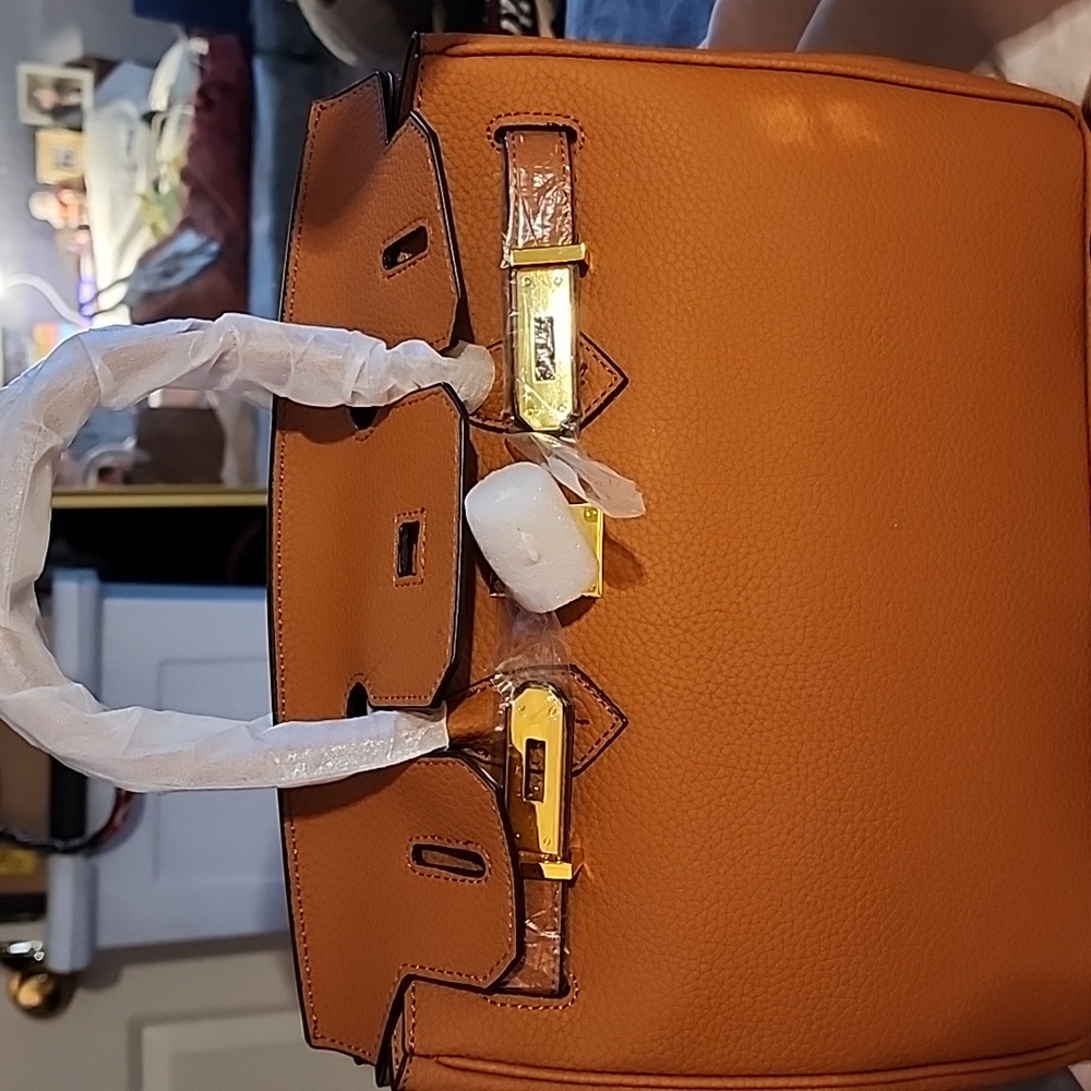 Elegant Brown Leather Handbag 35